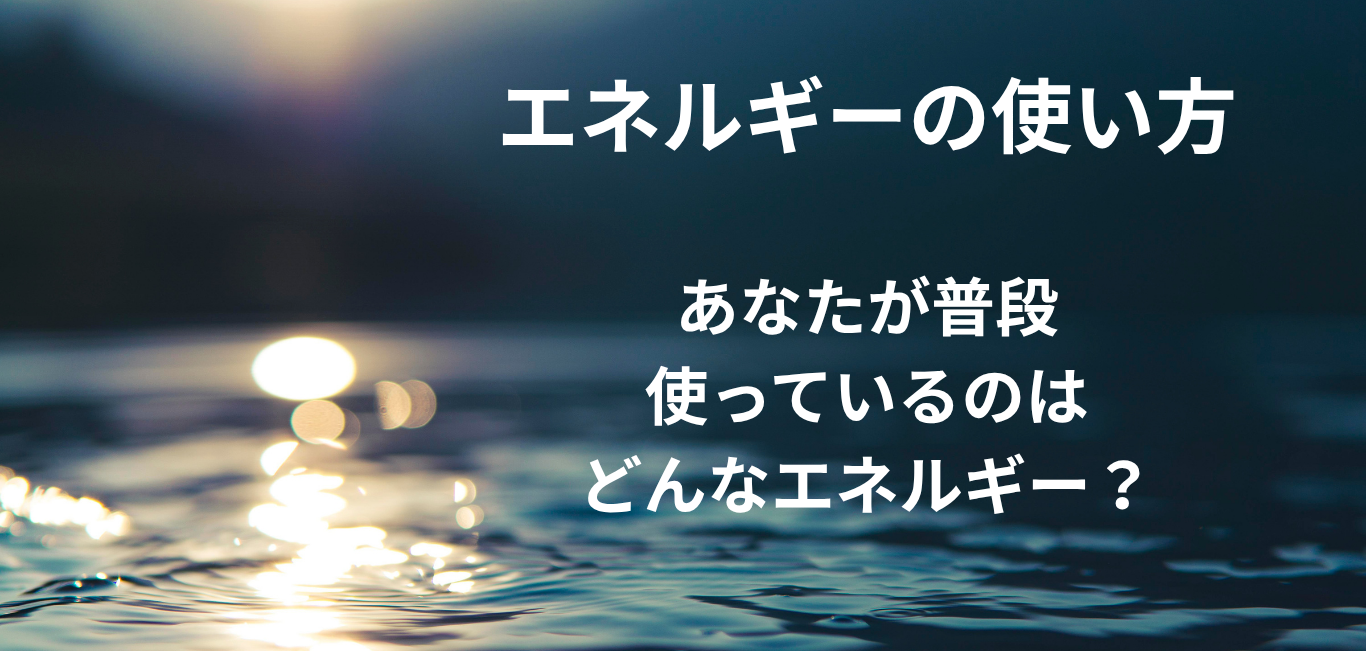 太陽の光が反射する穏やかな水面に、水がひと雫落ちた瞬間の映像。